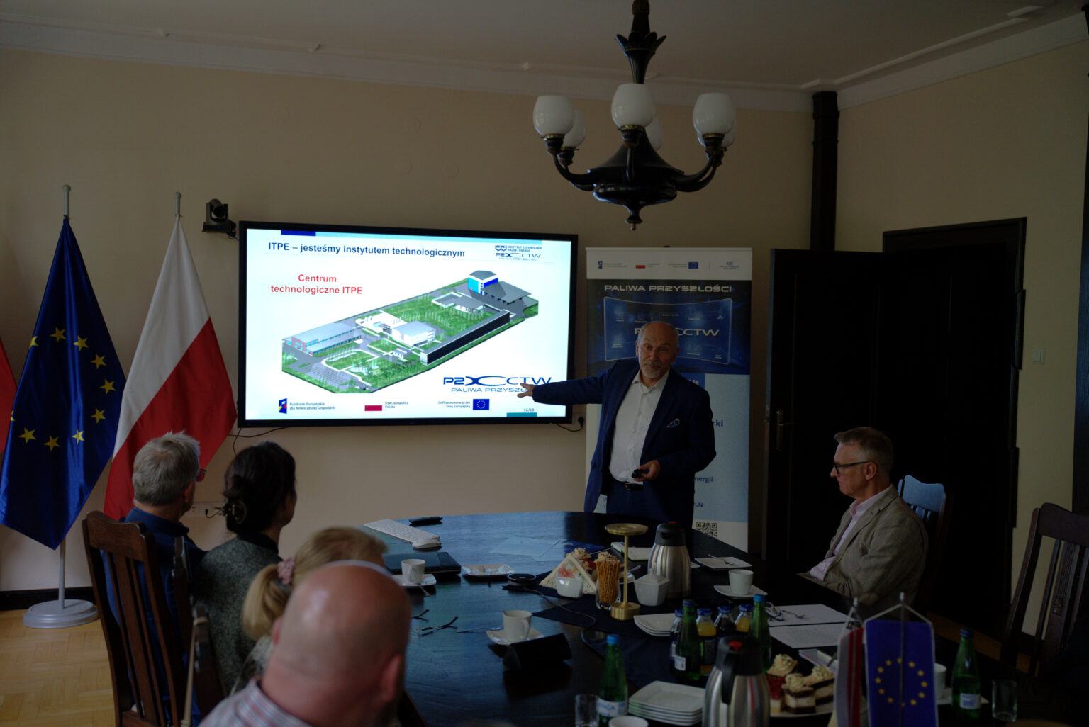 Dyrektor Aleksander Sobolewski ( ITPE) wprowadza uczestników w zagadnienie chemicznego magazynowania energii